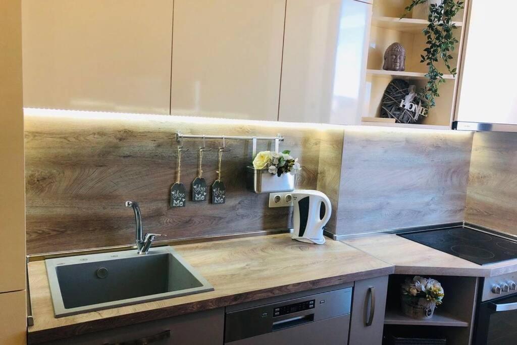Lovely 3-Bedroom Apartment For 7 Ppl At The Centre Варна Екстер'єр фото